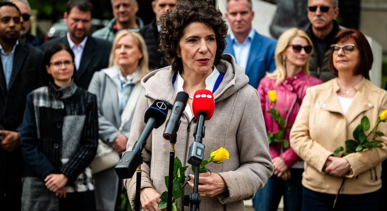 Dobrev Klára a Göncz Árpád-szobornál mondott beszédet a választás előtti pénteken