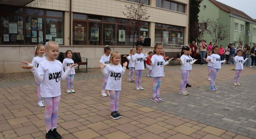 Tavaszi kimozdulós Celldömölkön - pénteken táncba vitték a gyerekeket (fotók)