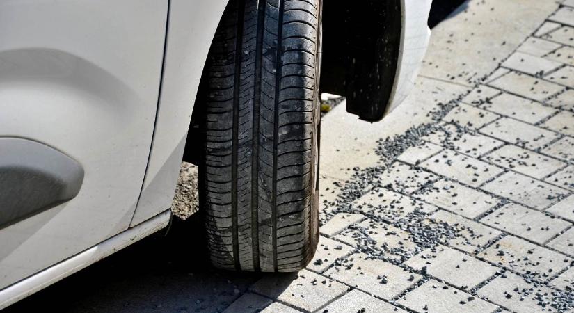 Parkolási vita Siófokon: két összekarcolt autó