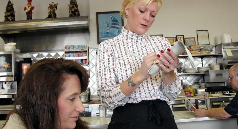 Hajánál fogva penderítették ki a vendéget az étteremből, hetek óta pikkelt rá a főpincér