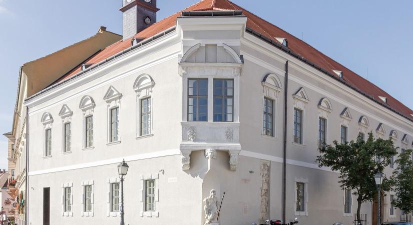 A több száz milliárdos MNB-s pénzeltüntetés egyik ikonikus épületénél zárja kampányát Orbán Viktor