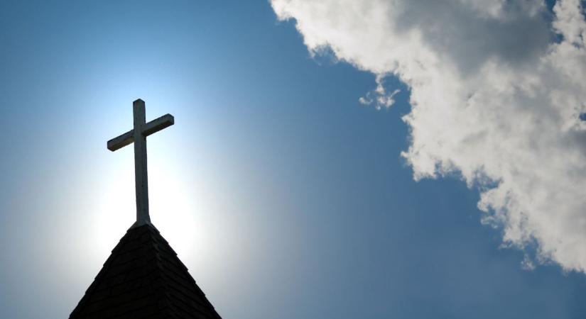 Bármikor lezuhanhatott volna a templom tetejéről a kereszt – tűzoltók avatkoztak közbe