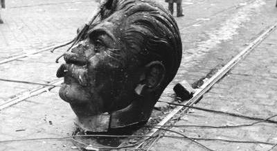 A csizmája a talapzaton maradt, a fejét a Blahán hagyták – Híres szobordöntések Budapesten