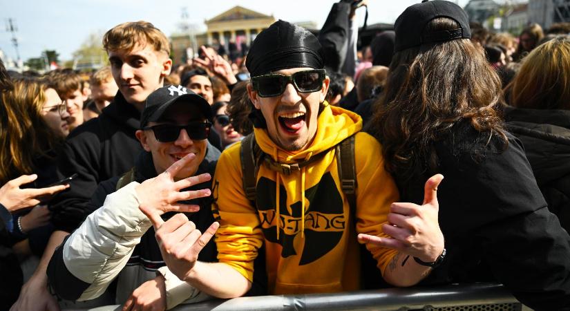 Elkezdődött a Rendszerbontó Nagykoncert a Hősök terén