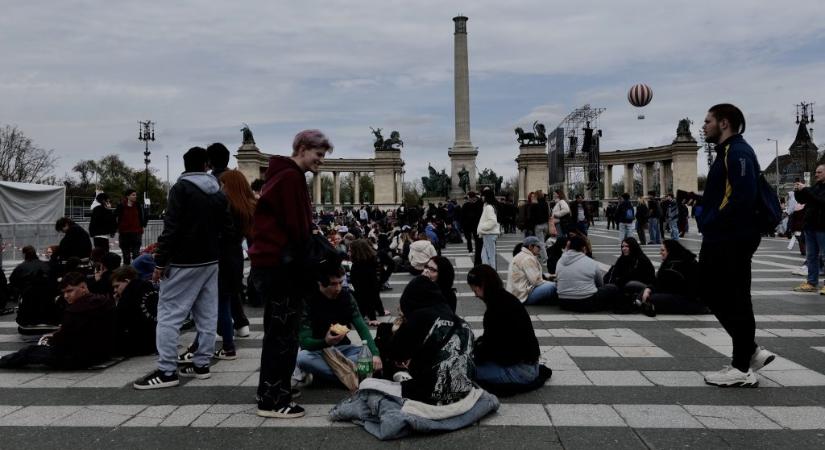„Ez egy nagyon-nagyon átpolitizált koncert” – percről percre a Rendszerbontó Nagykoncertről