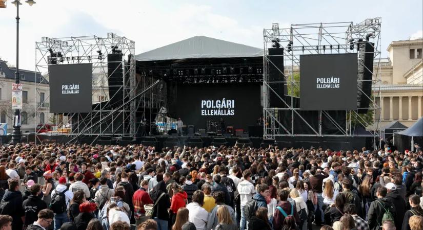 Több mint 50 zenekar áll ki a Hősök terén a rendszerváltás ügye mellett
