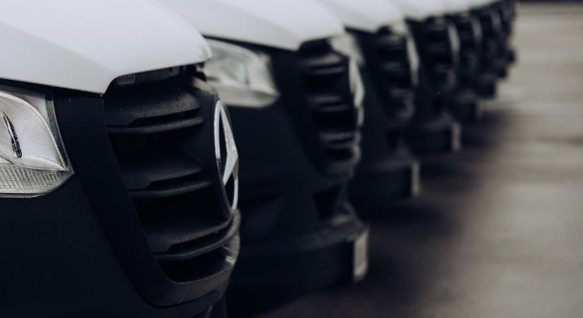 Szabálytalan járművekre vadásznak az állam új Mercedesei