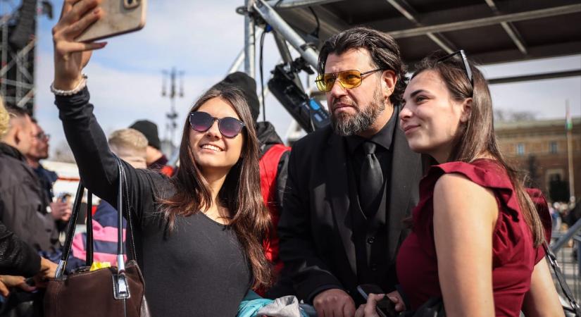 Tizenhat év rendszerbontó indulata – elindult a gigakoncert a Hősök terén