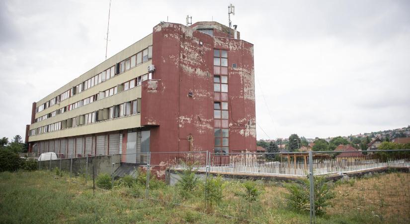 Milliárdos a kár, a két cég vezetői eltűntek, legkorábban 2030-ban tripla költségért kaphat méltó laktanyát a pécsi tűzoltóság