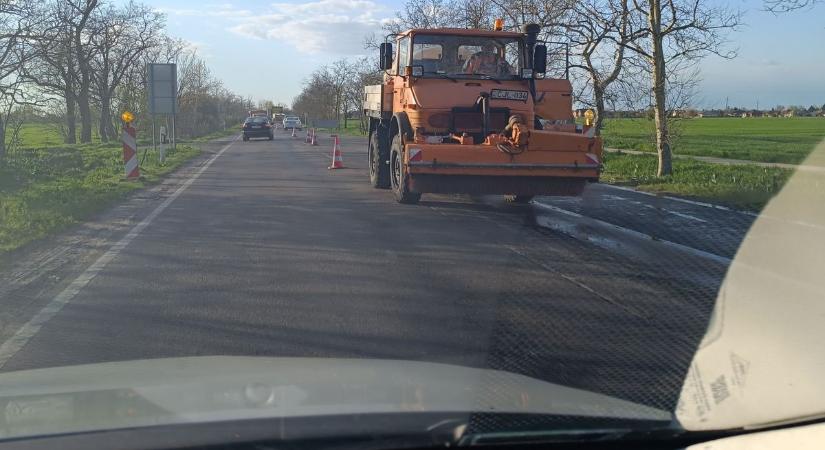 Burkolatfelújítás lassítja a forgalmat a 442-es főút legveszélyesebb szakaszánál – videóval