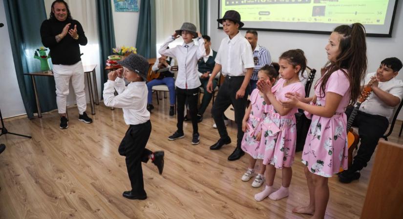 Ahol a szív lát: megrendítően szép művekkel tértek vissza Szolnokra a Fények vakondja alkotói – galériával