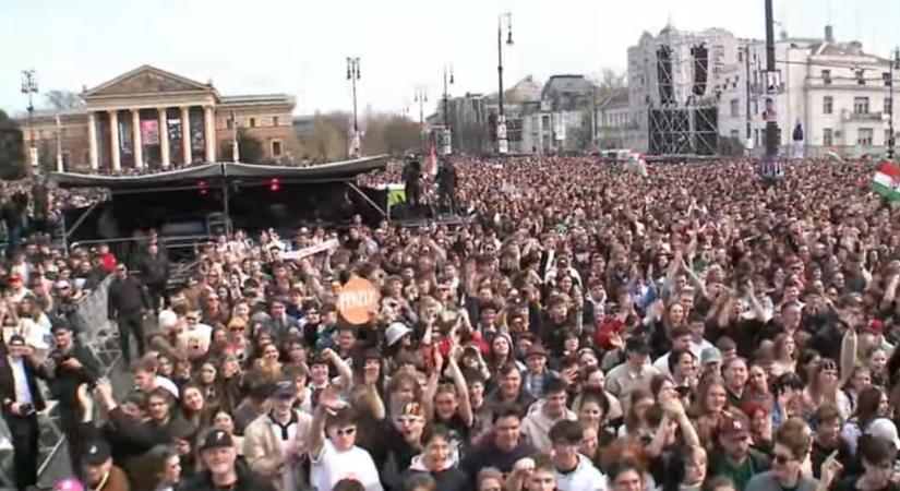 Brutális tömeg Rendszerbontó Nagykoncerten – ÉLŐBEN nézheted, mi történik most