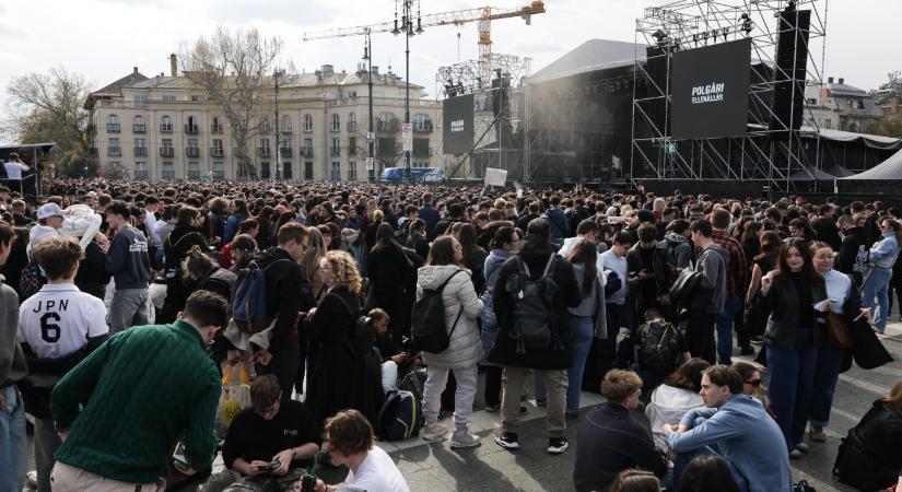 Nagy tömeg előtt kezdődött a rendszerbontó nagykoncert, már az első fellépő után megindult a mocskosfideszezés