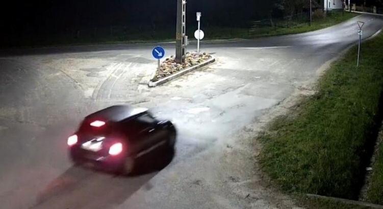 Kulcs a gyújtáskapcsolóban, könnyű dolga volt a tolvajoknak