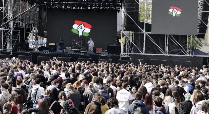 Úgy nő a tömeg, mintha egy tüntetés érne be a Hősök terére