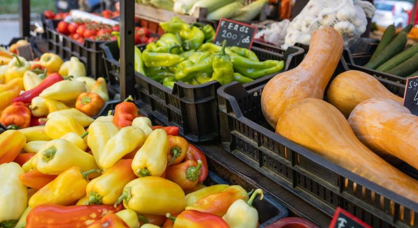 Verses kötet a kolbász mellé: nem mindennapi látvány fogadja a bábolnai piac látogatóit