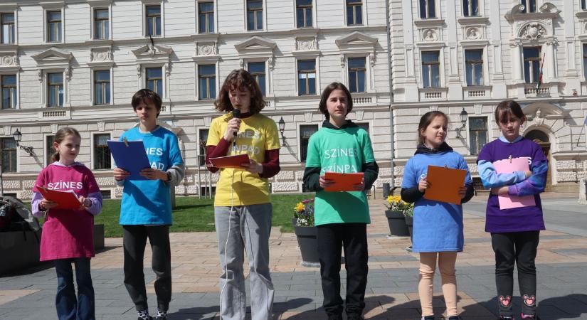 Igazi kavalkád vár Pécsen a költészet napján – versek a fák között és a bányatavaknál