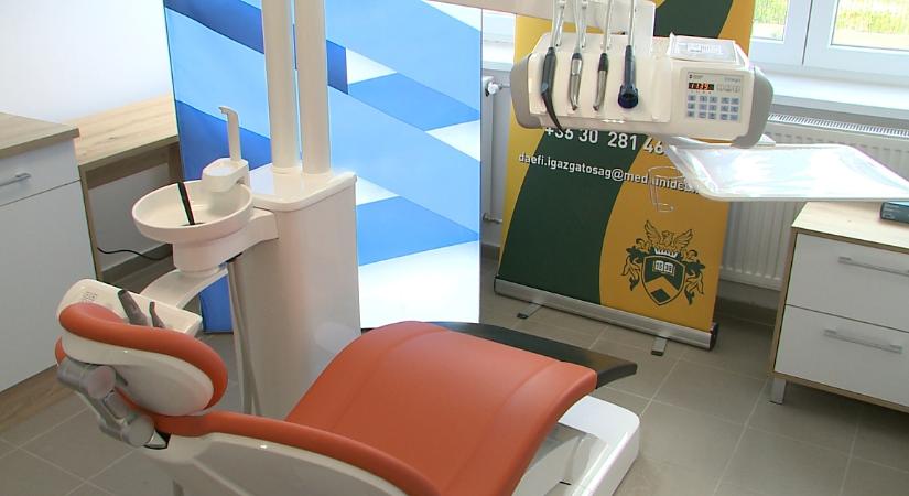 Ötezer gyermek fogászati ellátását végzik ezentúl a most átadott debreceni rendelőben – videóval