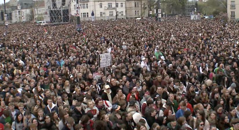 Gigatömeg Budapesten, ilyet sosem láttál: Zúg a „mocskos Fidesz” a választás előtti utolsó órákban
