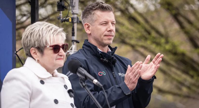 Botrányos posztok és szégyenteljes bakik Magyar Péter orosházi jelöltje körül