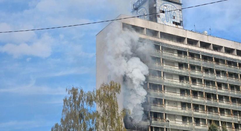 Most érkezett a hír: kigyulladt a híres, 14 emeletes vidéki szálloda, rettenetes állapotban van, mióta bezárt - fotók