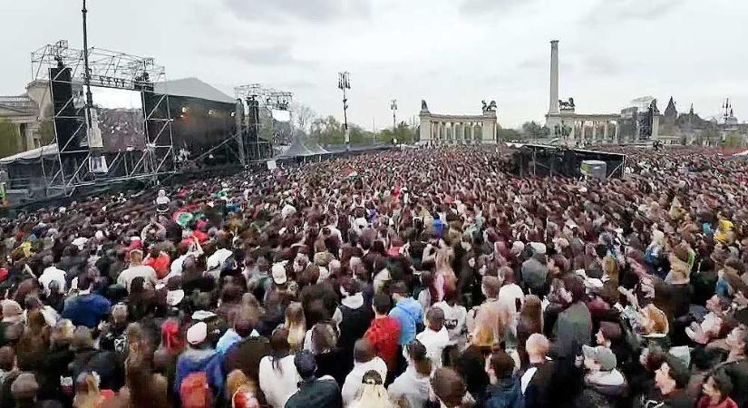 Zúg a „mocskos Fidesz” a Hősök terén, ahol több ezer fiatal tombol a Rendszerbontó Nagykoncerten