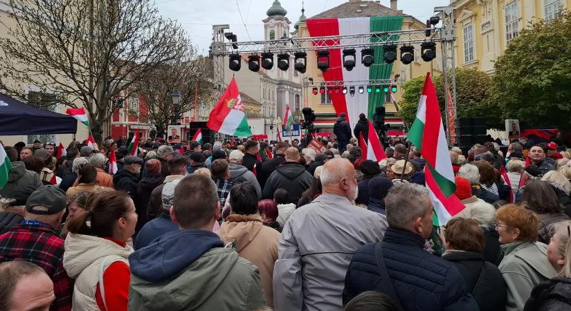 Megérkeztek az első képek - már gyülekezik a tömeg az országjárás székesfehérvári állomásán