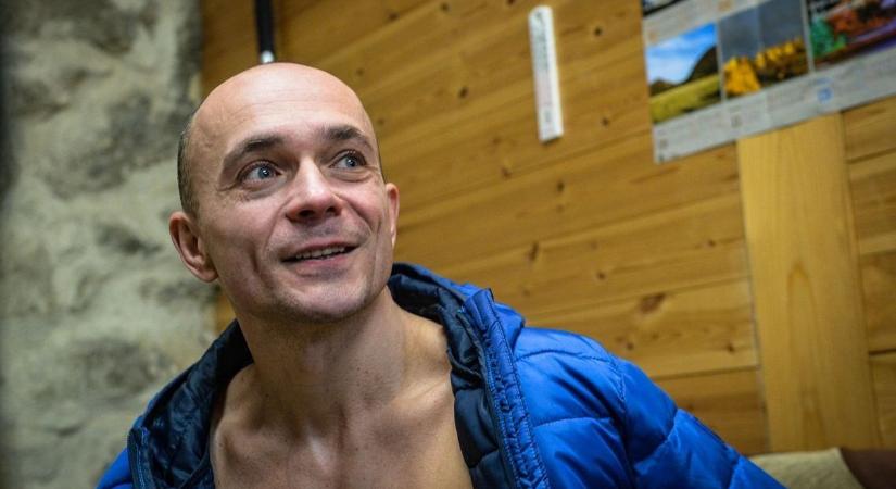 A Mátrai Jégember kőkeményen készül, hogy a sivatagi hőségben se olvadjon el