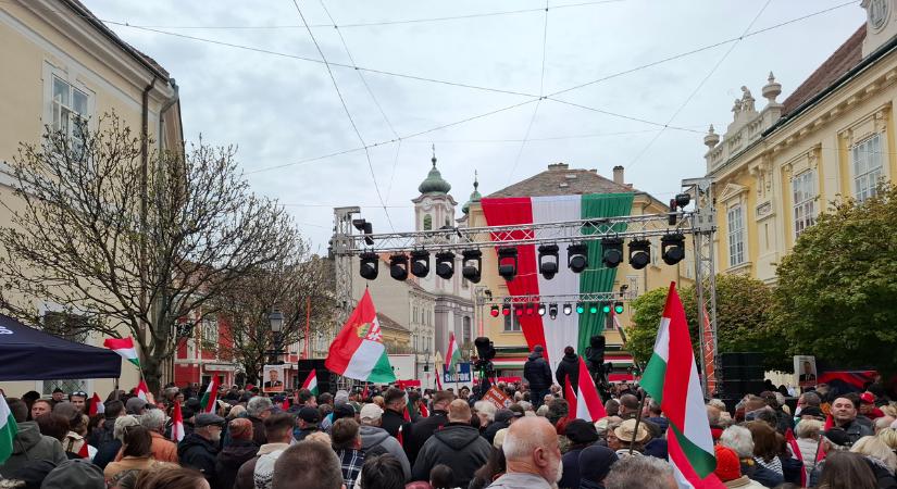 Itt vannak az első fotók: gyűlik a tömeg Székesfehérváron