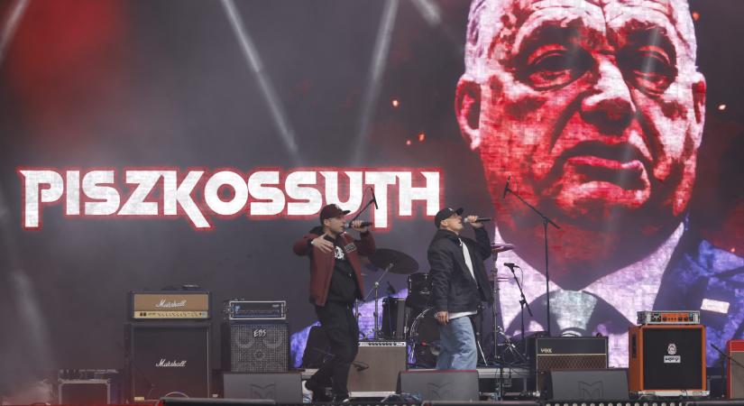 Megtelt a Hősök tere a rendszerbontó nagykoncertre