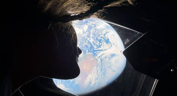 Zuhan az Artemis II, éjszaka csapódhat az óceánba