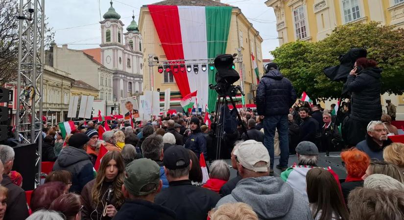 Hatalmas a tömeg Orbán Viktor országjárásán: Tele a székesfehérvári Városház tér