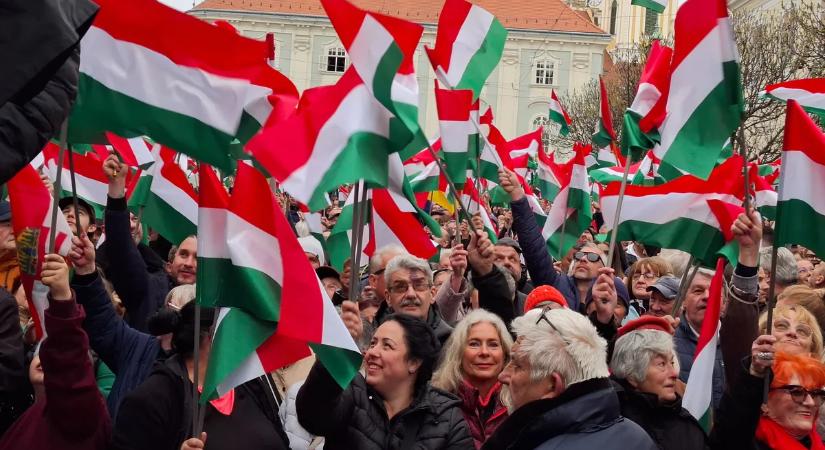 Hihetetlen embertömeg: elképesztő képek érkeztek az országjárás székesfehérvári állomásáról