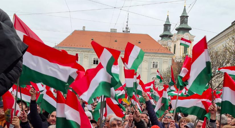 Fotókon a székesfehérvári Békemenet, magyar zászlók tengere jelent meg