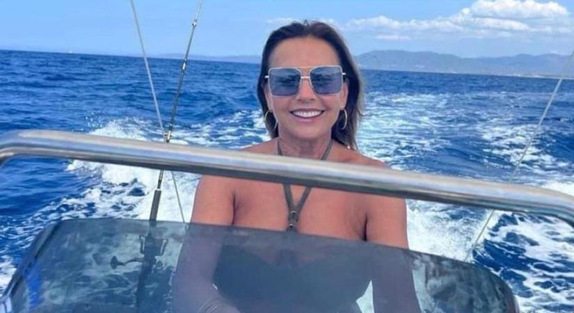 Elfelejtett Szózat és elvett mikrofon: Rost Andrea politikai debütálását kínos jelenetek kísérik