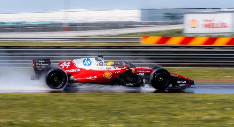 Közel 300 kört tesztelt Hamilton a Pirellinek a fellocsolt Fioranóban