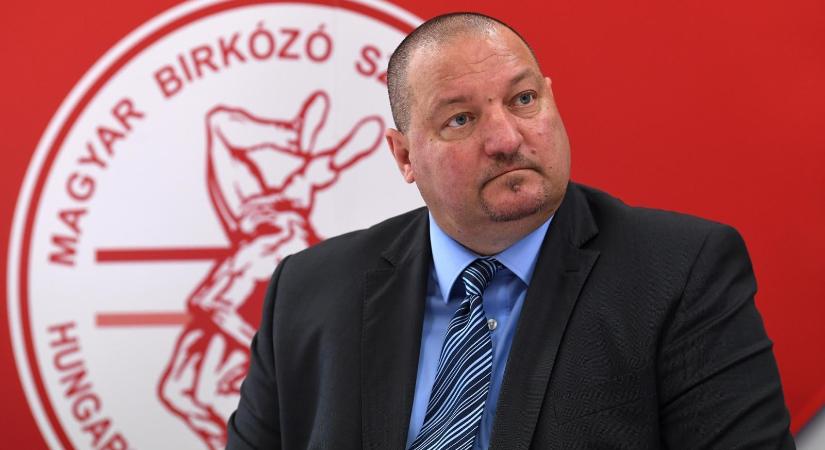 A Fidesz sok esetben a tekintélynek örvendő sportági szövetségi vezetőket a területet nem ismerő politikusokra cserélte