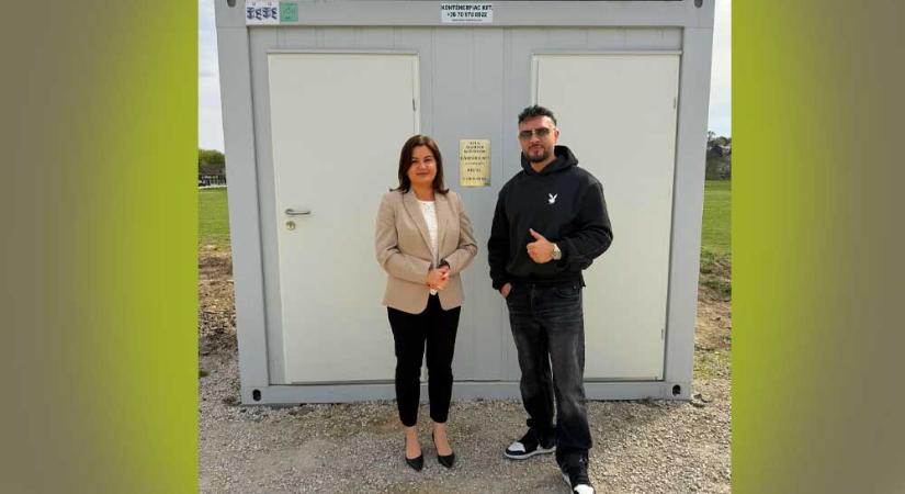 Gáspár Laci átadott egy játszótéri WC-t Pécel polgármesterével