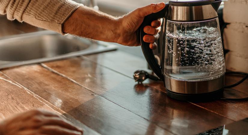 Betilthatják a forró teát? Meghökkentő kampány indul az áramspórolásért