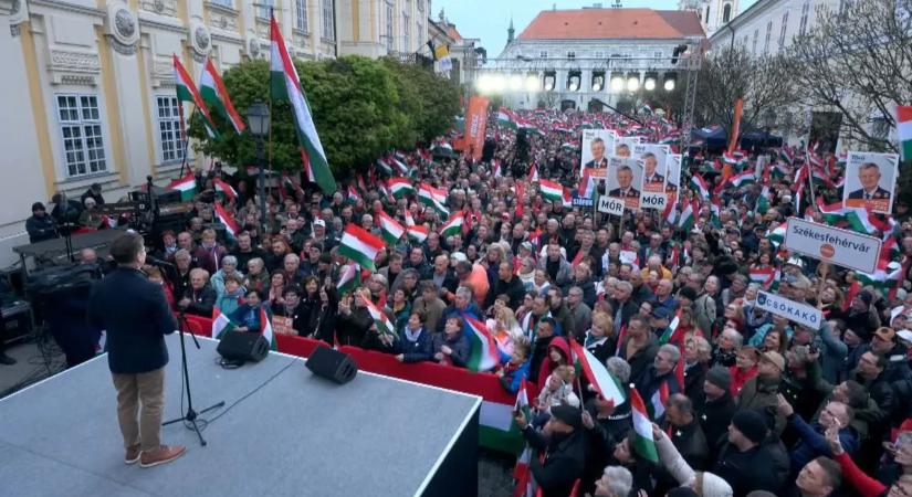 Újabb fotók a helyszínről! Rengetegen érkeztek Székesfehérvárra, hogy lássák a miniszterelnököt