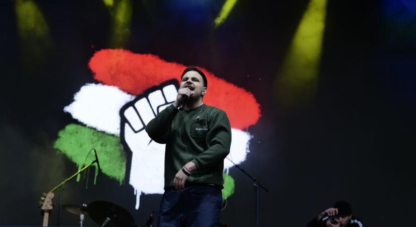 Látható méretben mennek el is emberek a koncertről