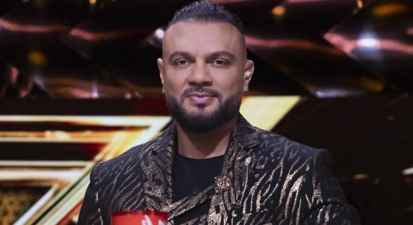 Gáspár Laci vécét adott át Pécelen