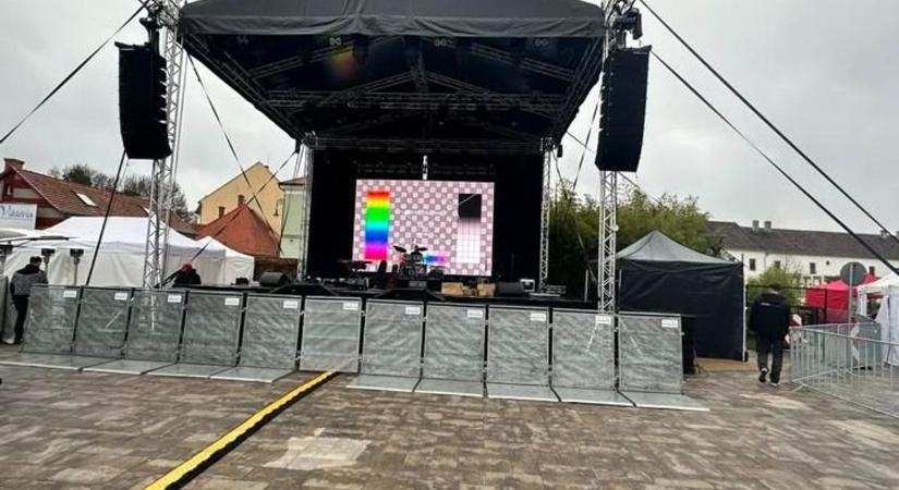 Péntek este Korda György és Balázs Klári Sárvárra érkezik