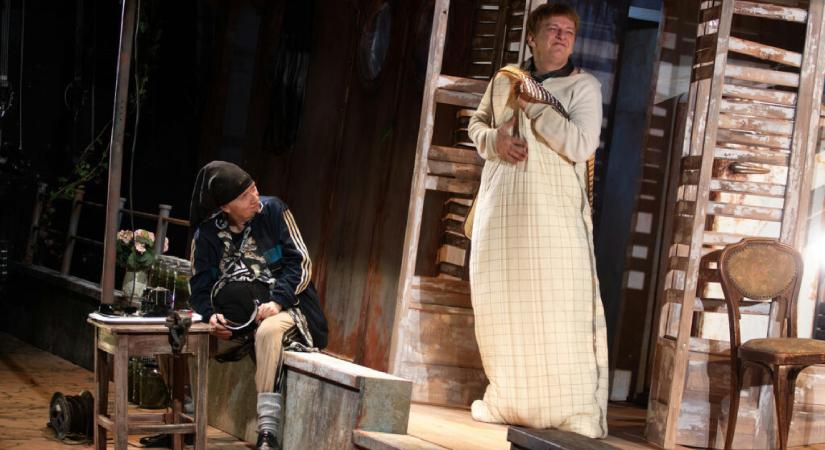 Alföldi Róbert hálózsákos csehovi hősként, színdarab egy örökölt rendszerhibáról, Dorosz Dávid politikai thrillere – kulturális ajánló