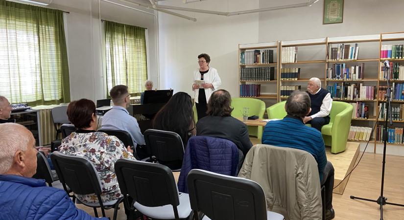 Rendhagyó versmondó gálát szervezett a Nyugdíjas Szövetség