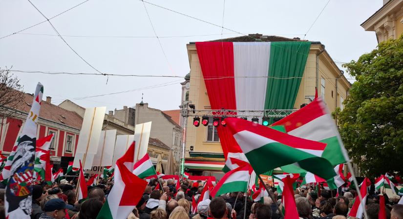 Lépni sem lehetett: brutális tömeg gyűlt össze Orbán Viktor miatt