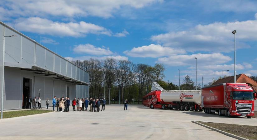 Modern logisztikai központot épített a Révész-Trans Tiszaújvárosban – fotókkal