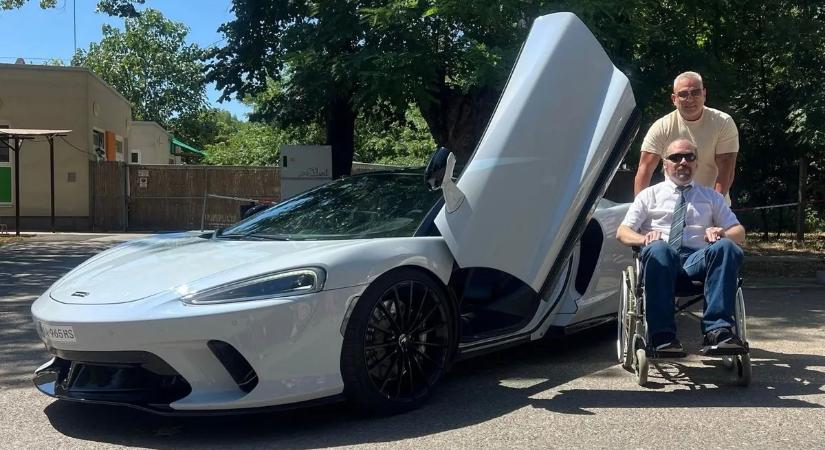 Könnyek és diadal: Különdíjat nyert az izomsorvadással küzdő makettzseni - most kerekesszékből szervezi a motorostalálkozót