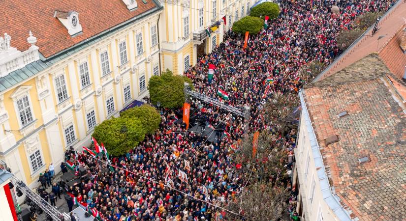 Hihetetlen drónfotó: egész Székesfehérvár az utcára vonult