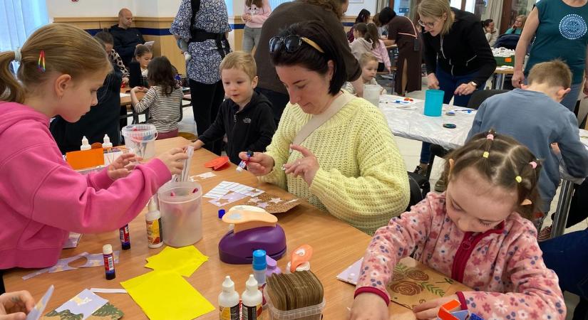Ragasztó, fonal, fantázia – Kézműves foglalkozás is várta a gyerekeket Baján a tavaszi szünetben  fotók